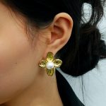 Factory Outlet Custom Elegant Gold Petal Pearl Earrings for Women