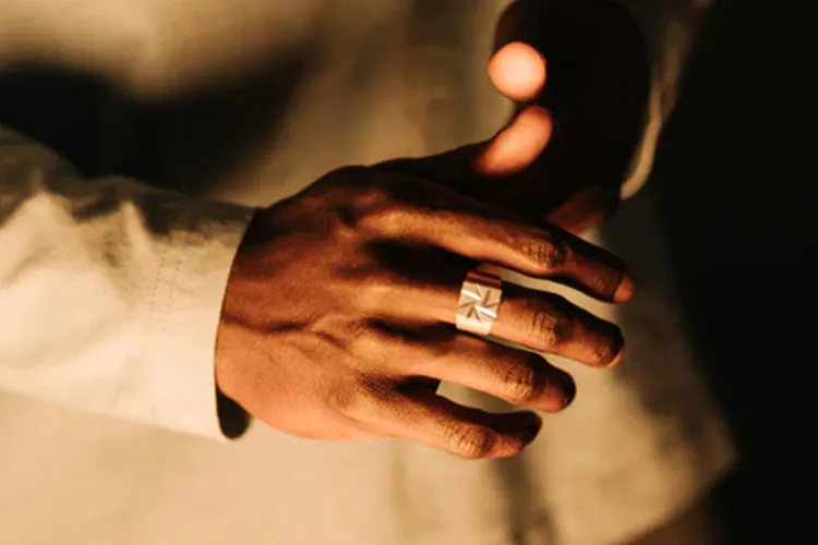 Middle finger for men wear a ring symbolizes engaged or family status
