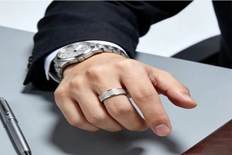 Right middle finger for men wear a ring symbolizes attract wealth and enhance career