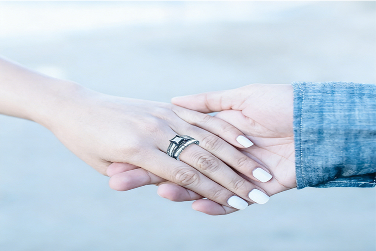 women wear stainless steel ring on Left middle finger for in a relationship