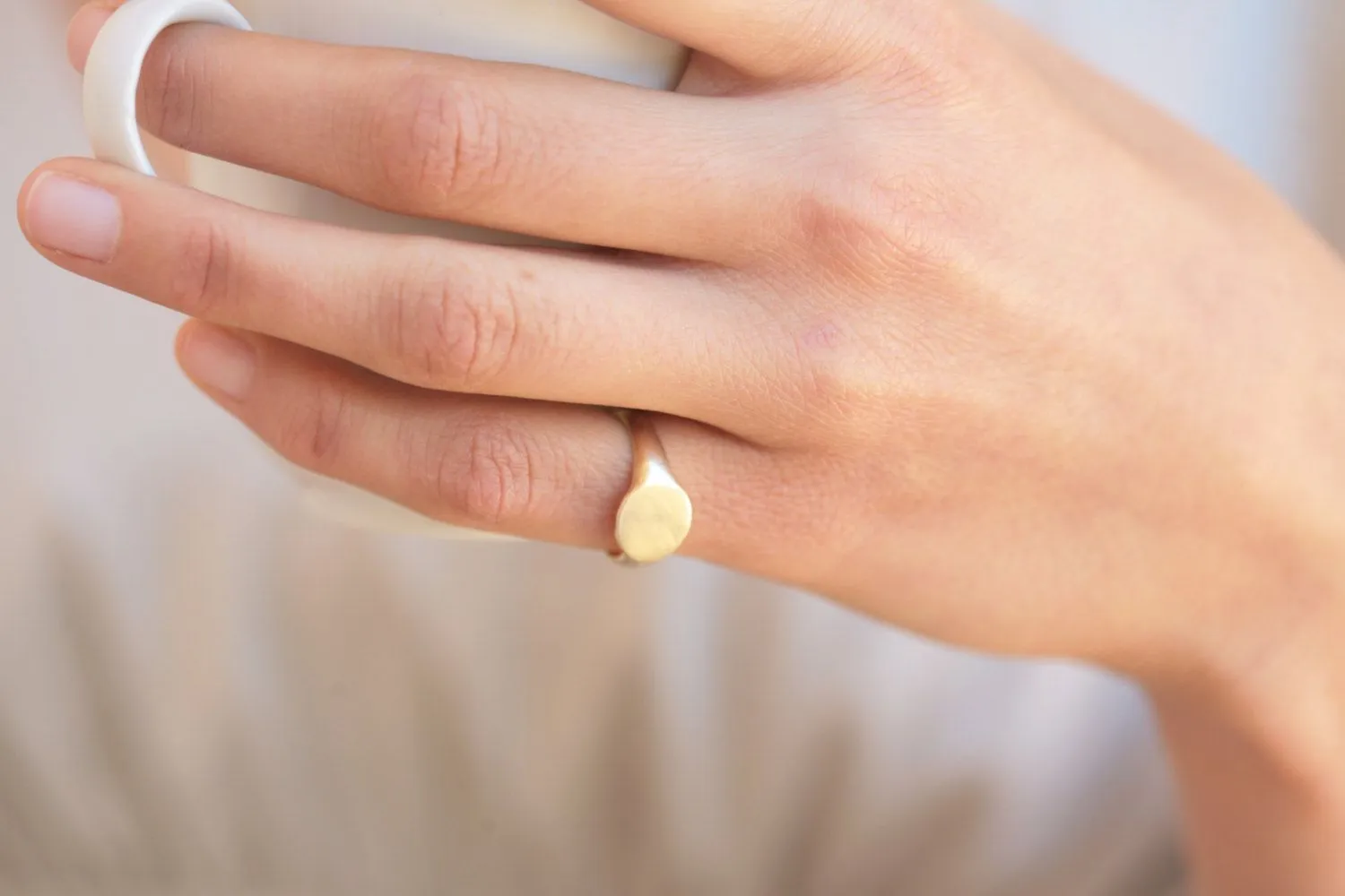 women wear stainless steel ring on pinkie finger for single
