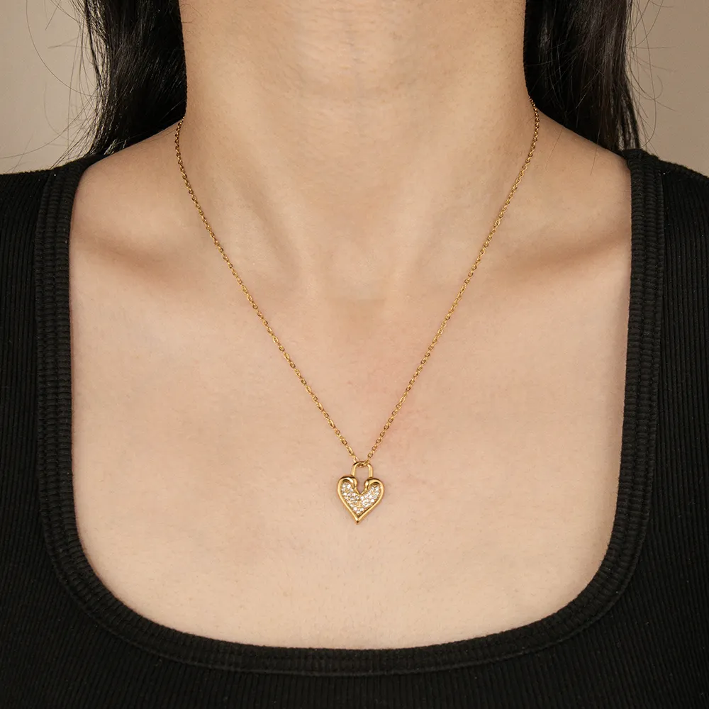 Low MOQ Stainless Steel White Rhinestone Heart Pendant Necklace for Women Wholesaler