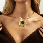 Women Wearing Alloy Necklace Fashion Jewelry Supplier