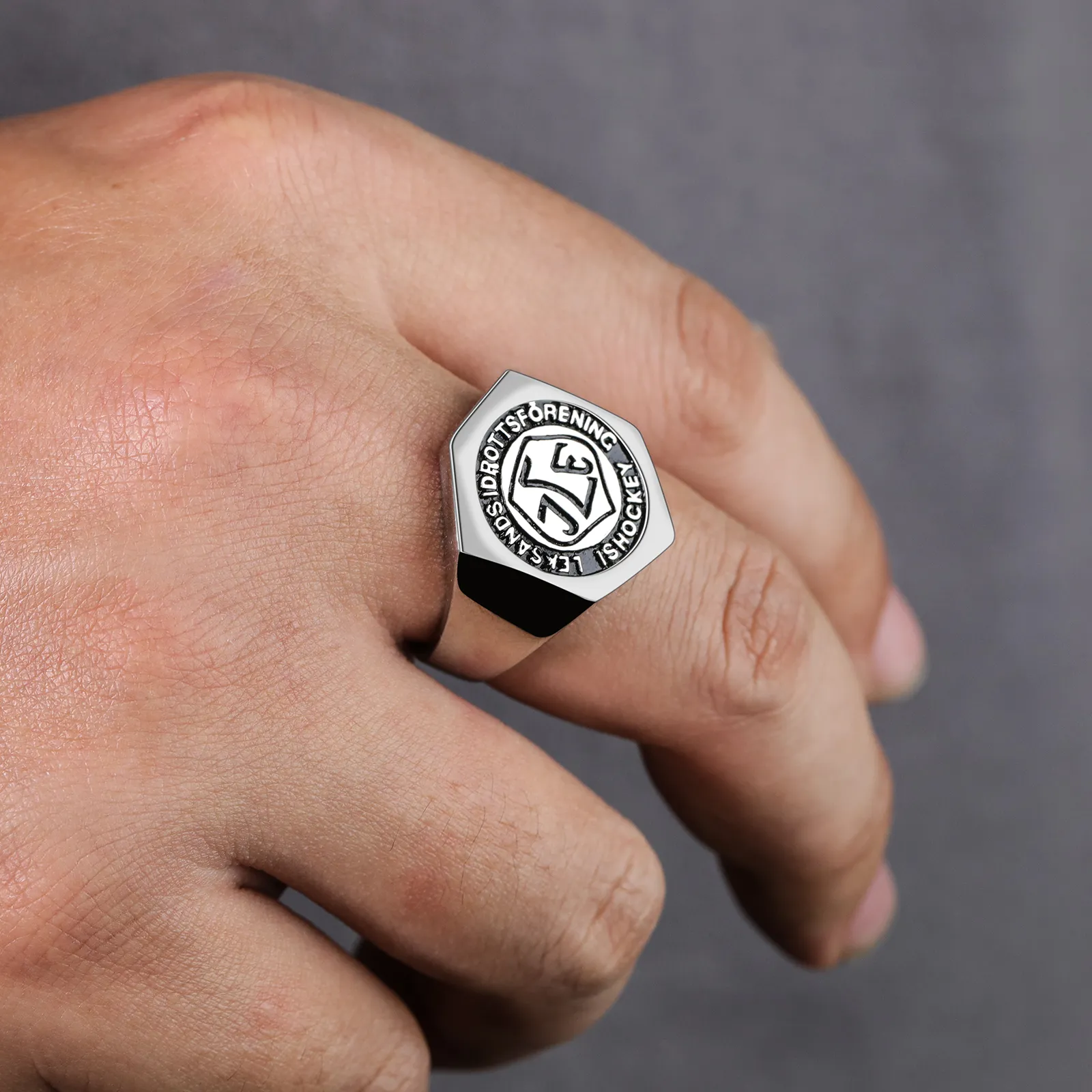 Custom Casting Stainless Steel Signet Ring Engraved Logo Fashion Jewelry Manufacturer