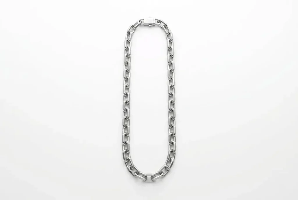 Custom polished cable chain with rectangular clasp, laid flat in elongated oval on white background – tightly interwoven links with silver luster. B2B ready for OEM/ODM orders, ideal as base chain for charm bracelets or standalone necklaces.