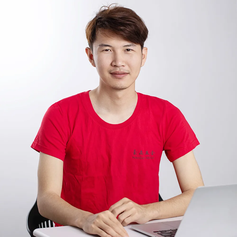 Designer creating custom fashion jewelry at Haosen Jewelry