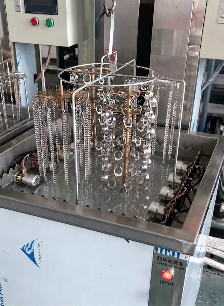 Cleaning jewelry chains with ultrasonic machine before PVD coating