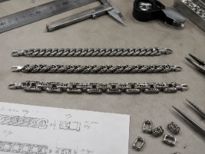 Stainless steel chain design complexity affects production steps, craftsmanship, and labor cost, from simple links to twisted, engraved, hollow, or stone-set structures for custom OEM bulk jewelry manufacturing.