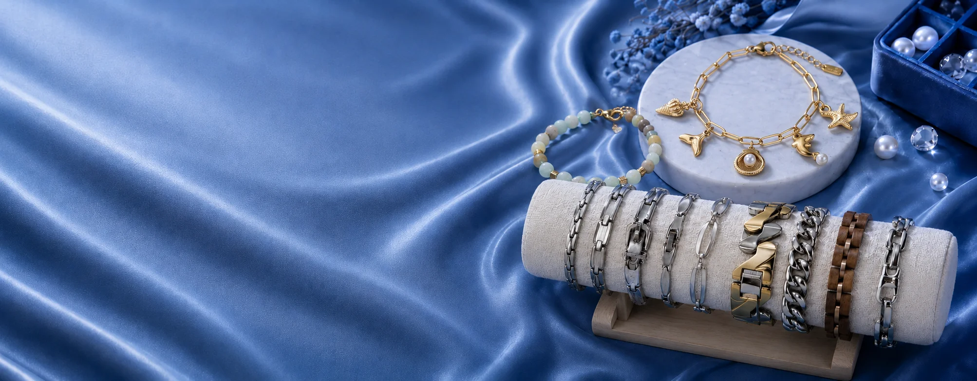 Explore custom 316L stainless steel charm bracelet manufacturing and OEM/ODM options with a premium blue satin display.