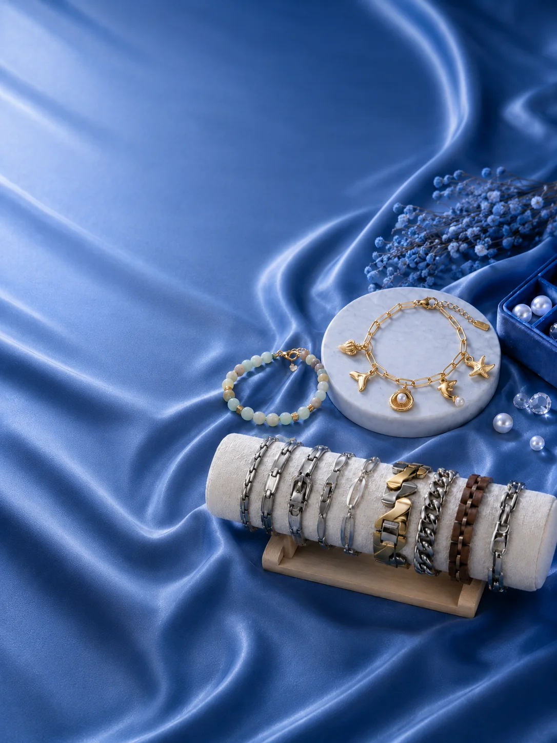 Explore custom 316L stainless steel charm bracelet manufacturing and OEM/ODM options with a premium blue satin display.