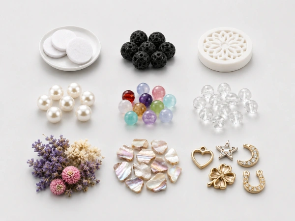 Insert material options for custom stainless steel locket necklaces, including felt pads, lava beads, ceramic diffusers, pearls, birthstone beads, crystal beads, dried flowers, shell fragments and fixed charms.
