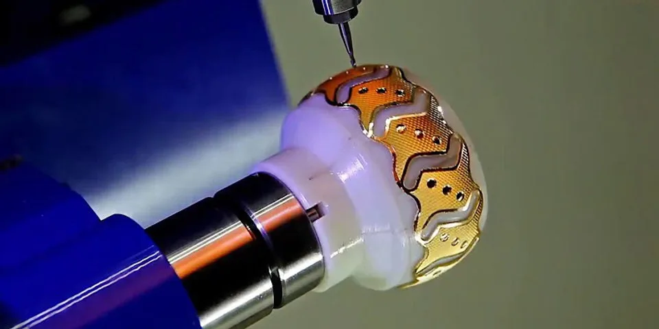 CNC machining a patterned jewelry component to create precise decorative details, illustrating precision machining in 316L stainless steel jewelry manufacturing.