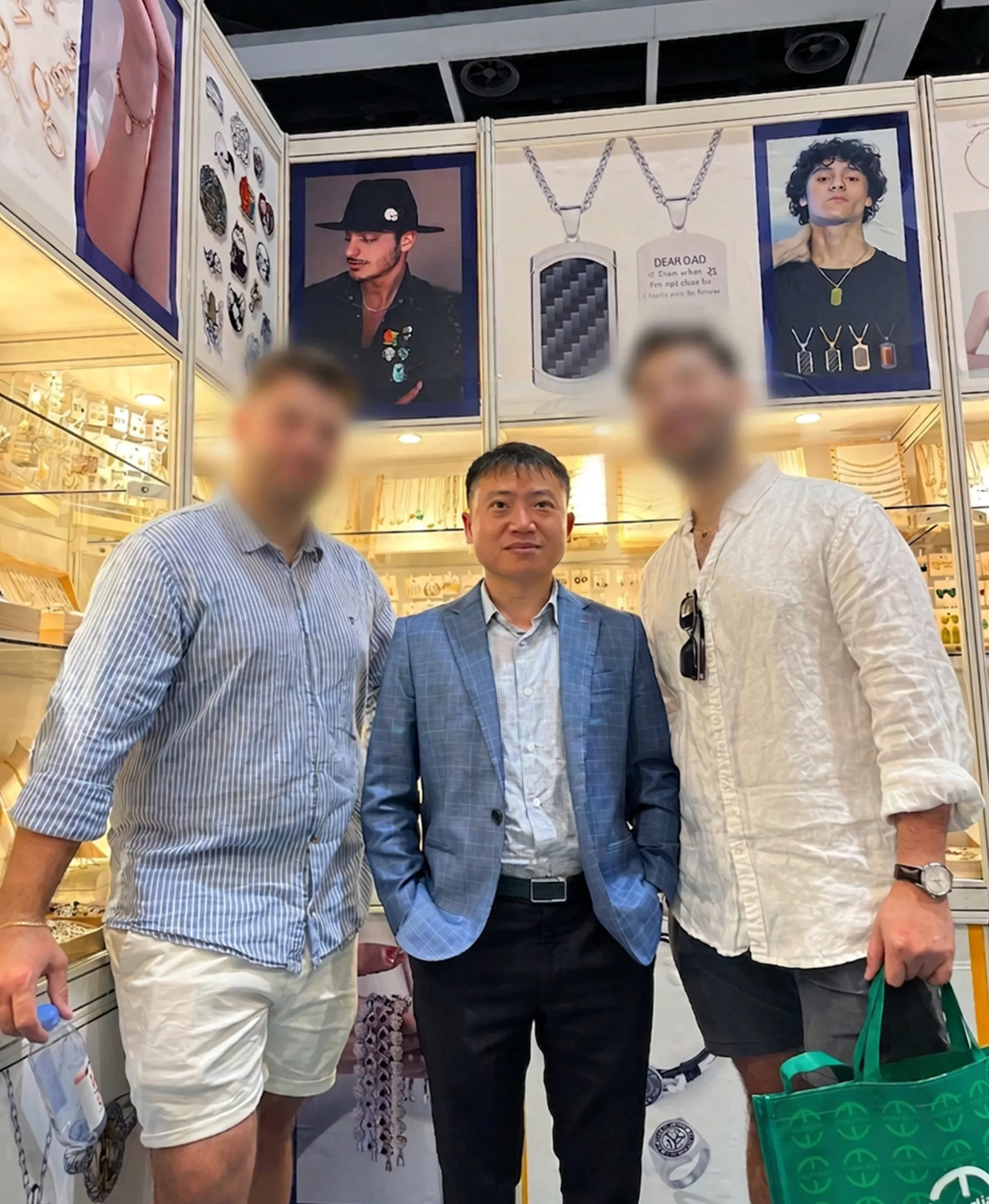 Haosen Jewelry representative meeting international buyers at the Canton Fair jewelry booth