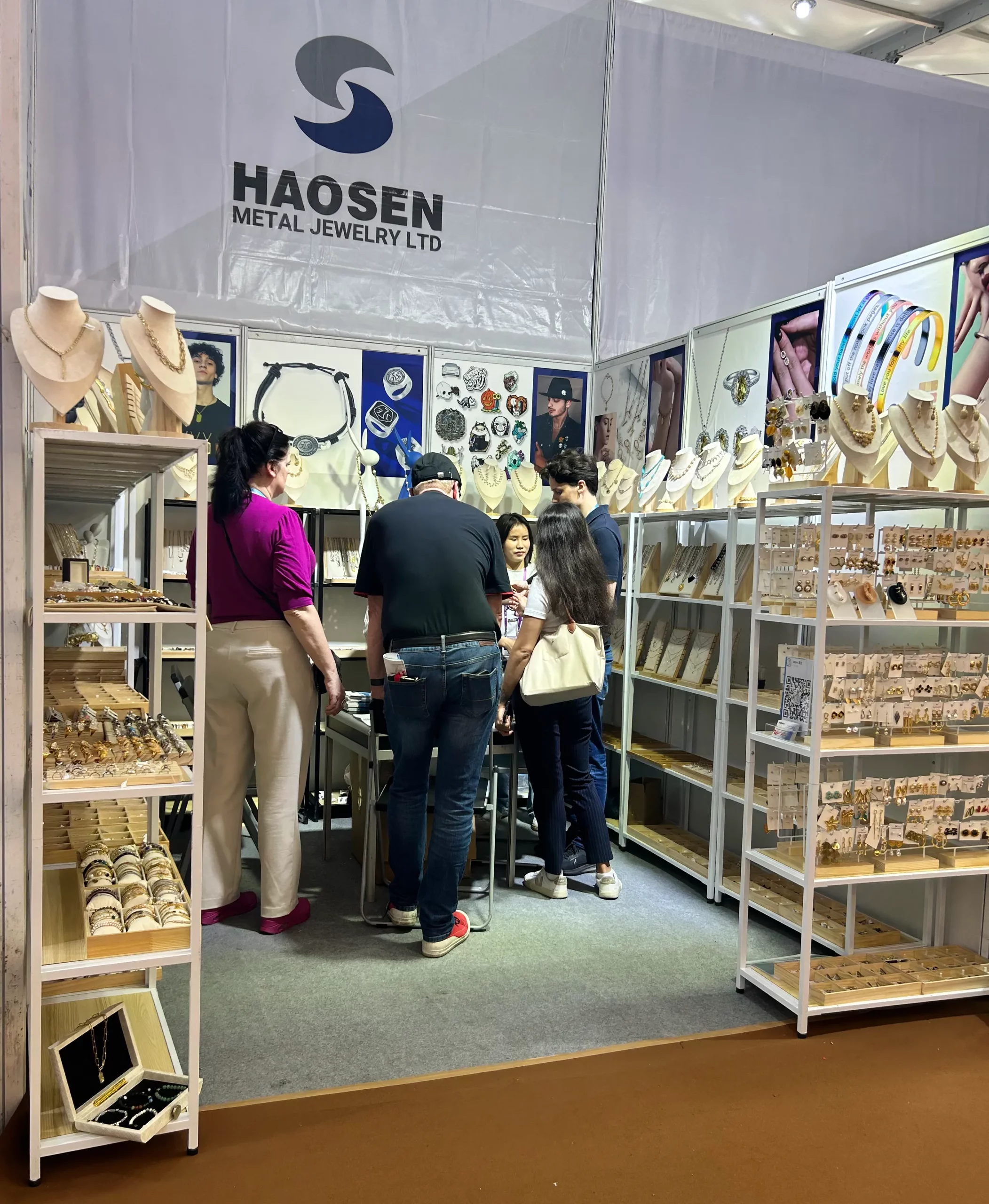 International buyers discussing fashion jewelry sourcing at the Haosen Jewelry Canton Fair booth