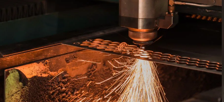 Laser cutting flat stainless steel jewelry components with controlled cutting parameters to produce clean and consistent edges.