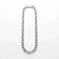 Custom polished cable chain with rectangular clasp, laid flat in elongated oval on white background – tightly interwoven links with silver luster. B2B ready for OEM/ODM orders, ideal as base chain for charm bracelets or standalone necklaces.