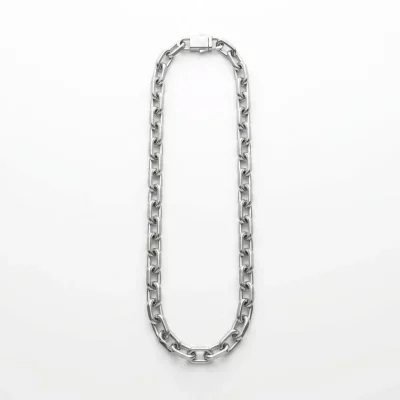 Custom polished cable chain with rectangular clasp, laid flat in elongated oval on white background – tightly interwoven links with silver luster. B2B ready for OEM/ODM orders, ideal as base chain for charm bracelets or standalone necklaces.