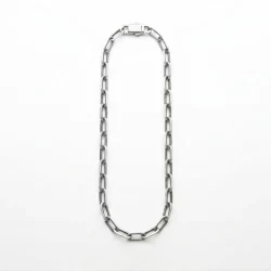 Custom polished paperclip chain with rectangular clasp, laid flat in elongated oval on white background – open elongated links with silver luster. B2B ready for OEM/ODM orders, ideal as modern base chain for charm bracelets.