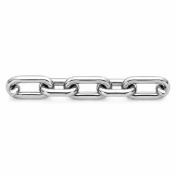 Custom polished cable chain with rectangular clasp, laid flat in elongated oval on white background – tightly interwoven links with silver luster. B2B ready for OEM/ODM orders, ideal as base chain for charm bracelets or standalone necklaces.